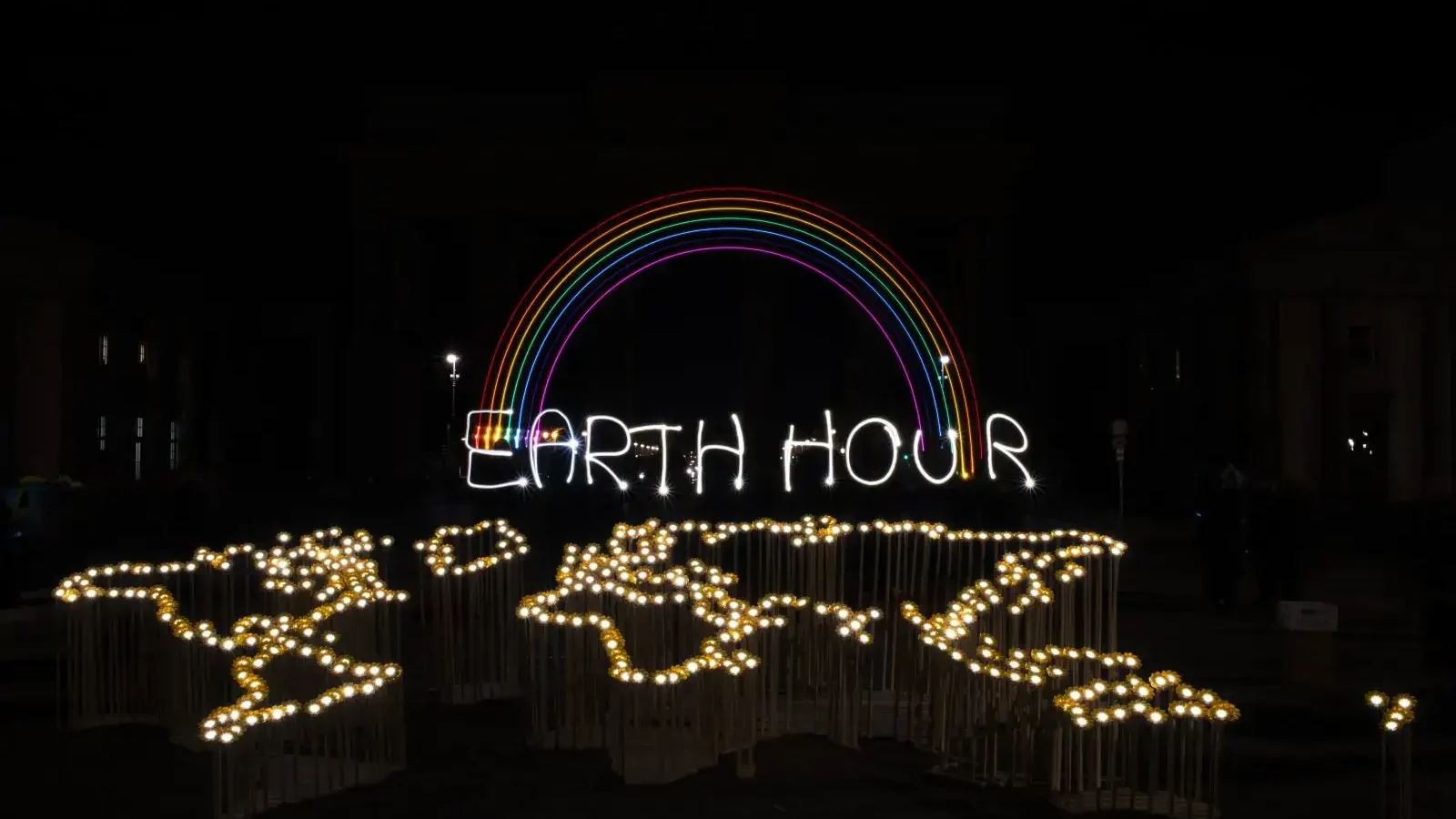 2019-03-30-Earth-Hour-Berlin-Pariser-Platz-c-Stephanie-Steinkopf-Ostkreuz_06-1600x1068